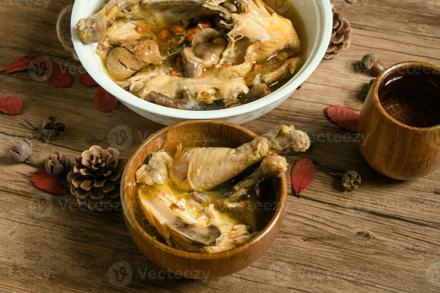 kyckling soppa och trä- bakgrund. foto