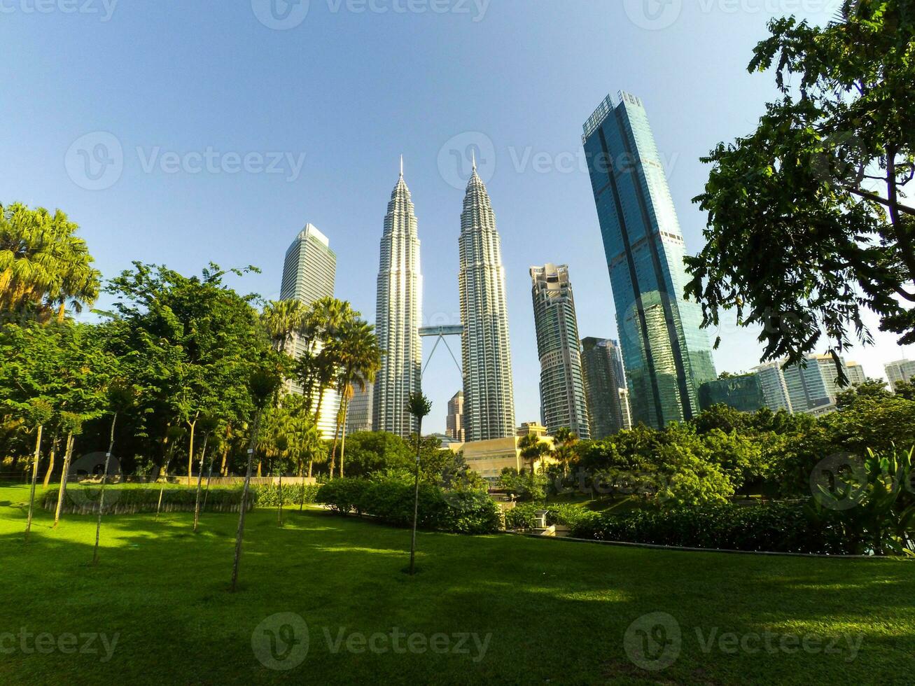 petronas tvilling torn. kuala lumpur parkera. se av modern stad foto