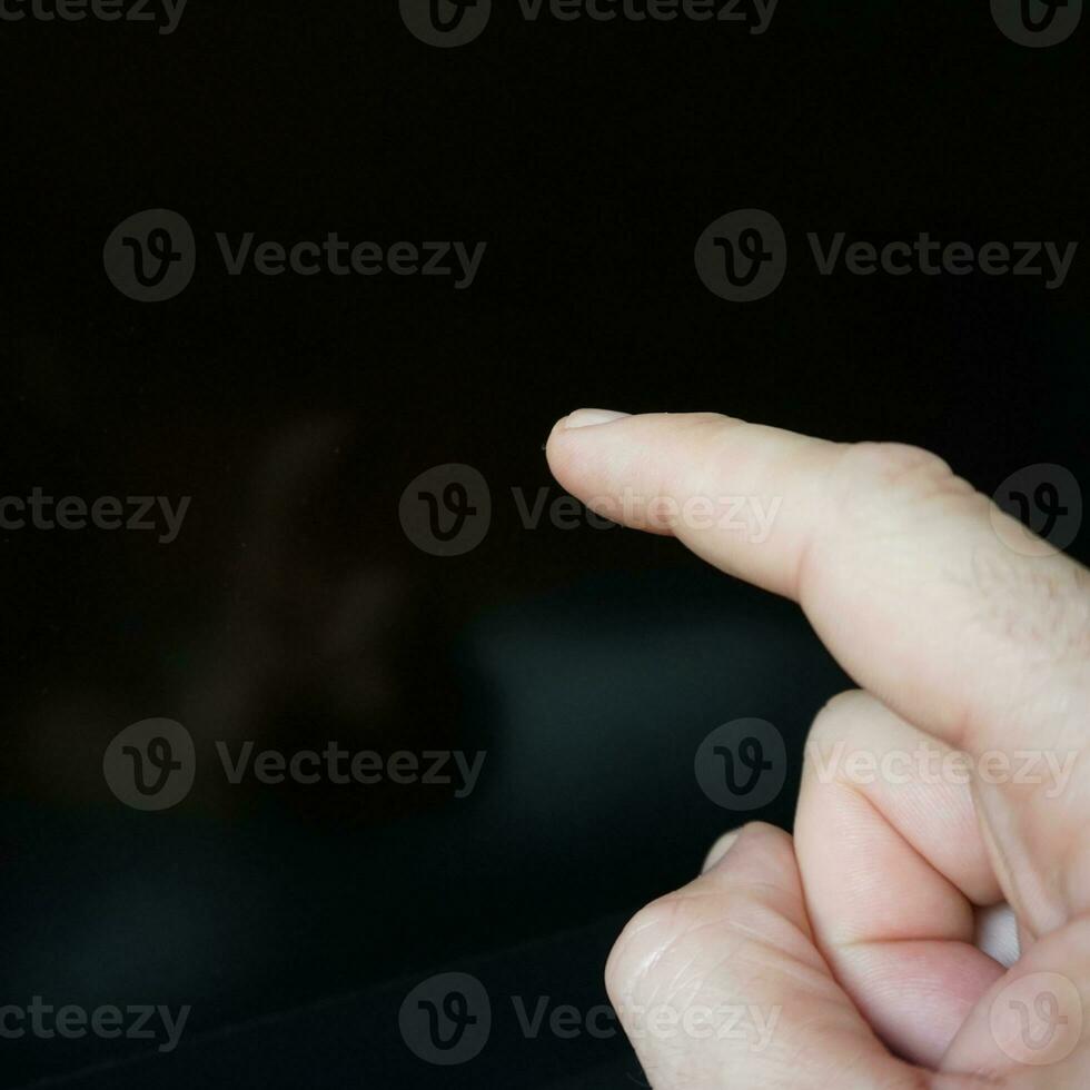 index finger pekande på digital skärm till sväng på de skärm foto