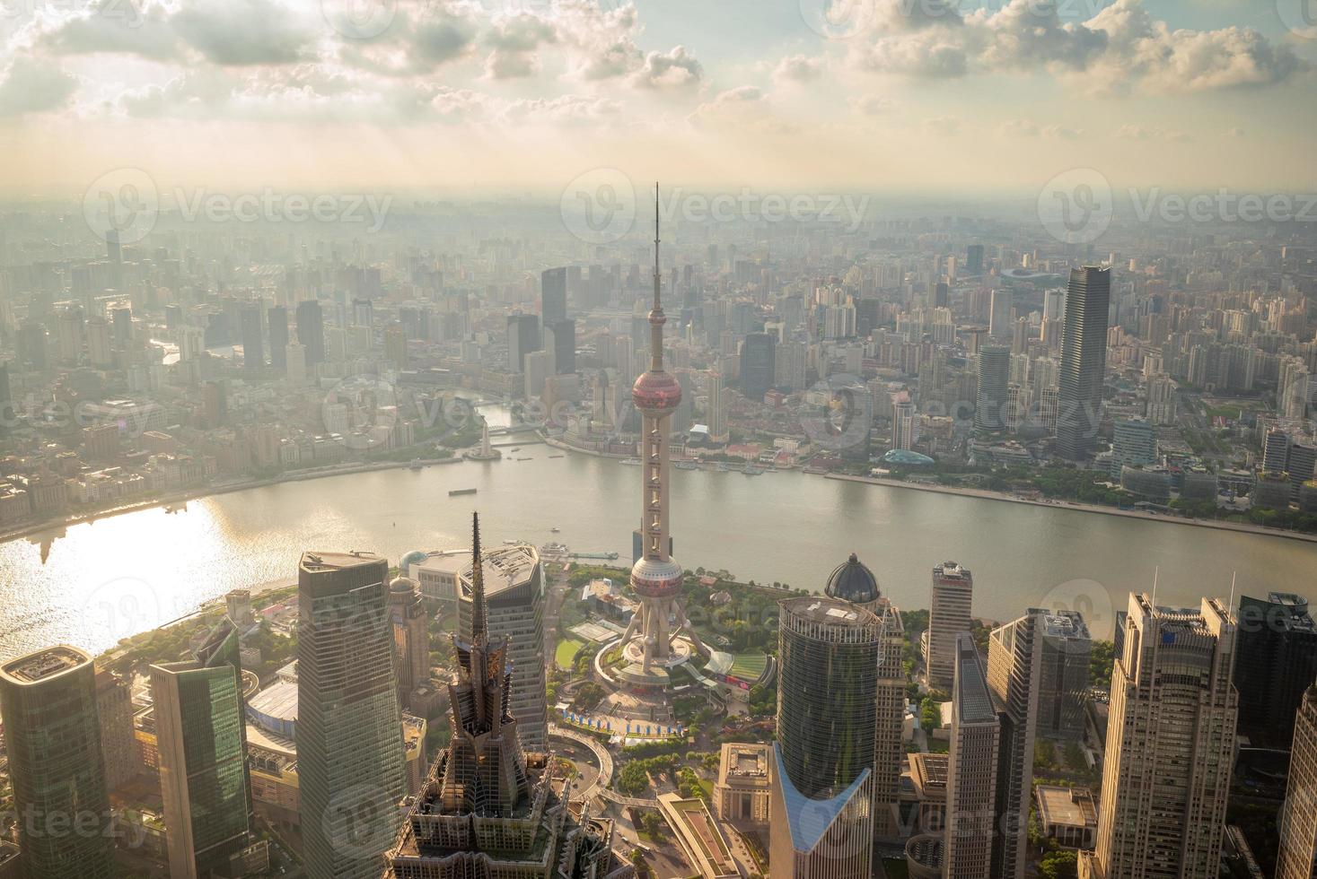 horisont av shanghai stad vid solnedgången i Kina foto