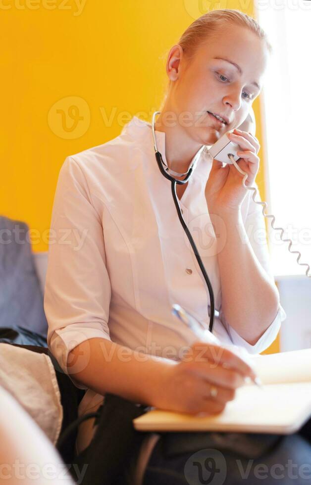 sjuksköterska är tala på de telefon foto