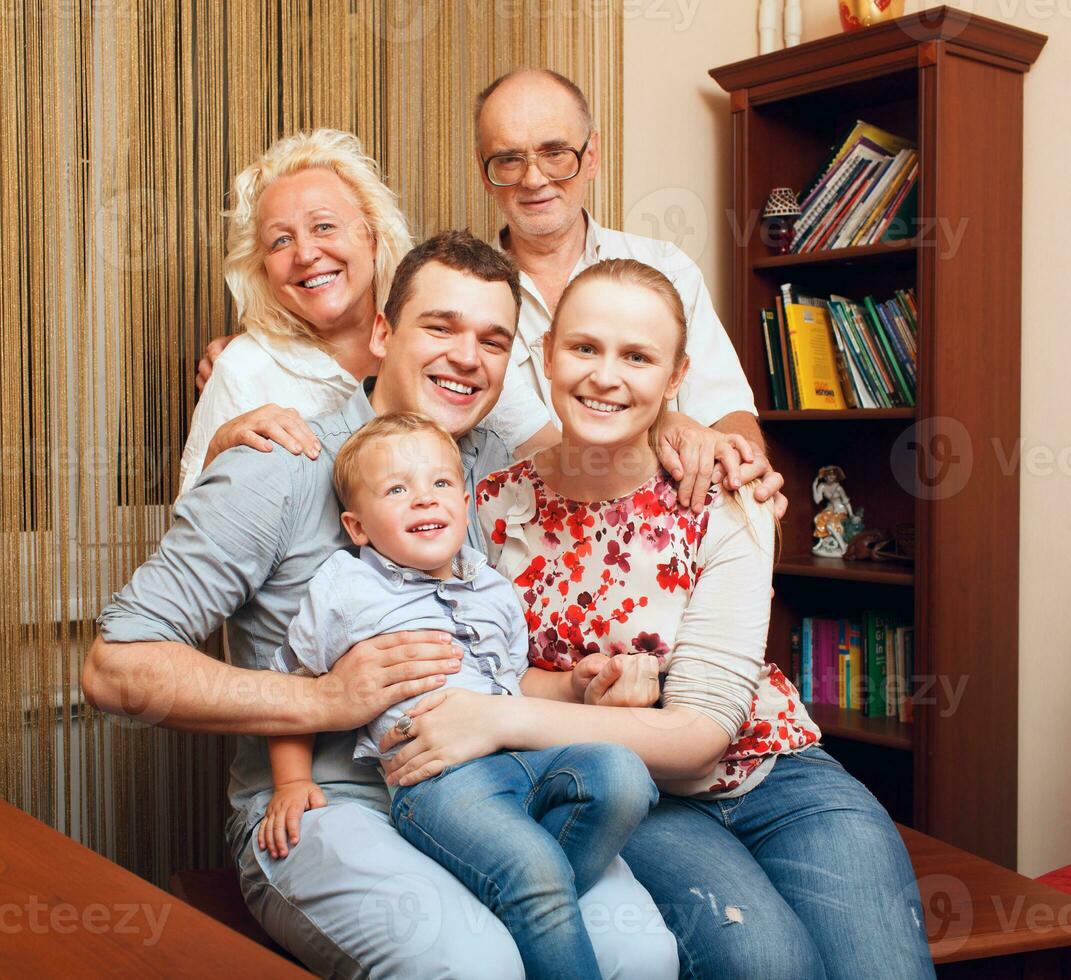 stor Lycklig familj inomhus foto