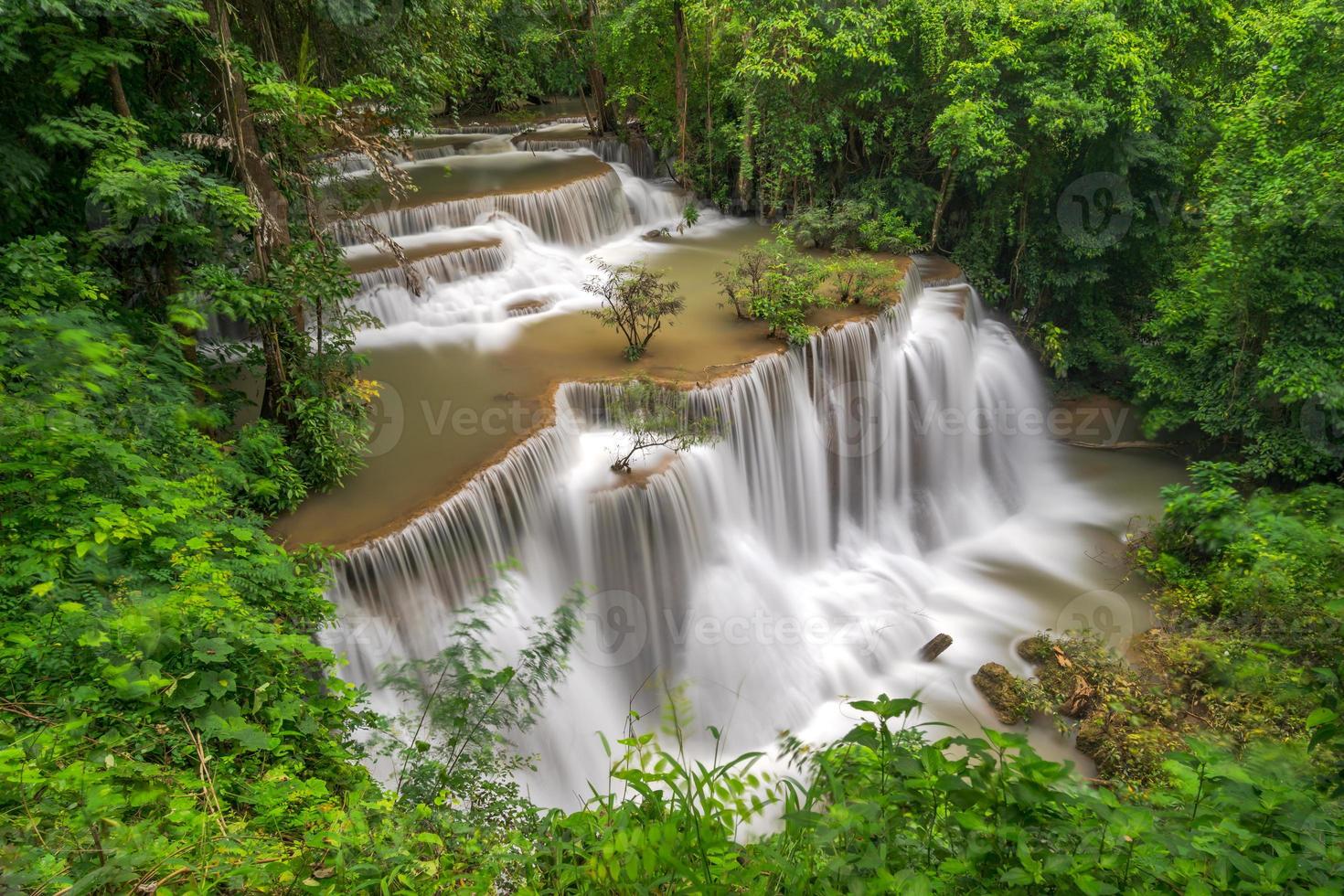 vackert vattenfall i djup skog, huay mae kamin vattenfall i kanchanaburi-provinsen, thailand foto