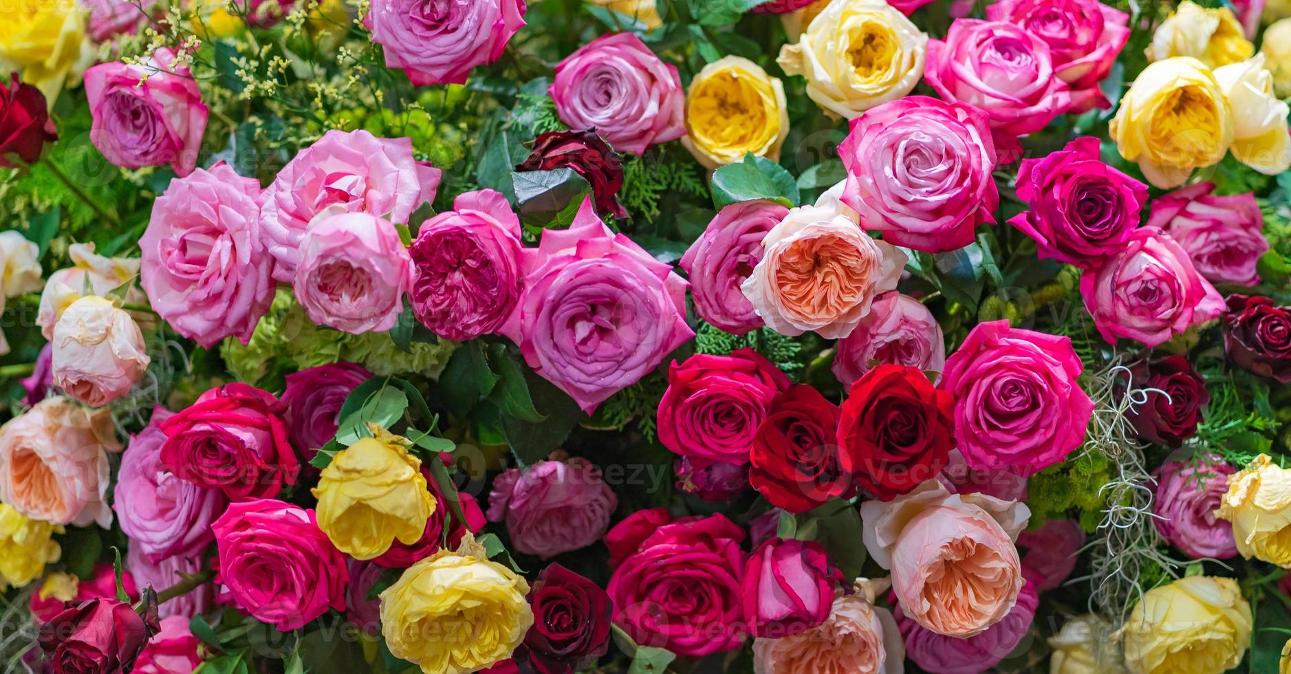 blandade mångfärgade rosor i blommig dekor, färgglada bröllop blommor bakgrund foto