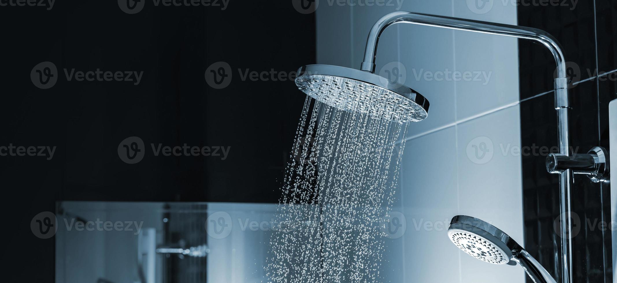 närbild av vatten som rinner från dusch i badrumsinredningen foto