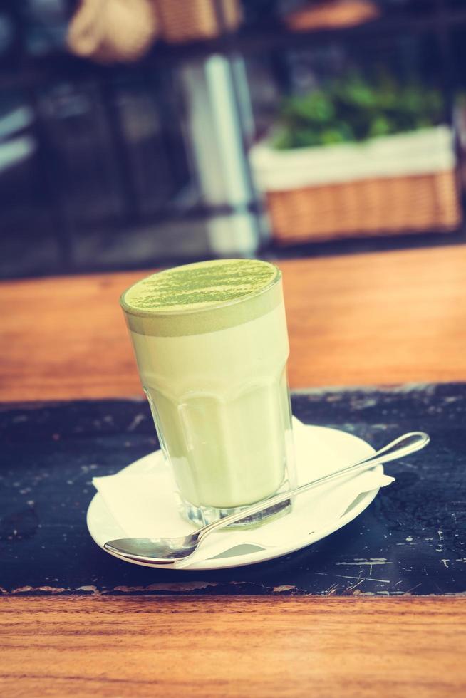 varm matcha grönt te latte kopp foto