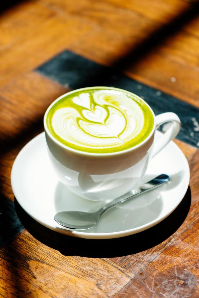 grönt te matcha latte i vit kopp foto