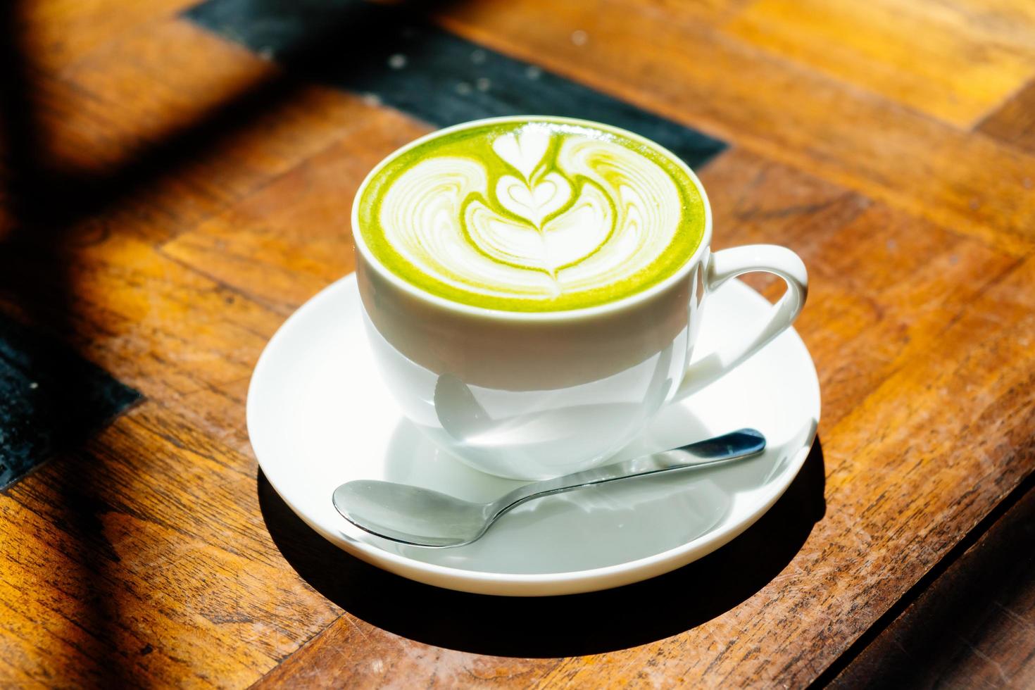 grönt te matcha latte i vit kopp foto