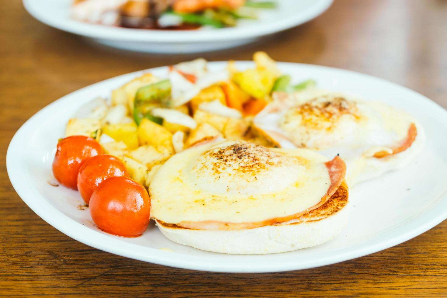 ägg Benedict med grönsak till frukost foto