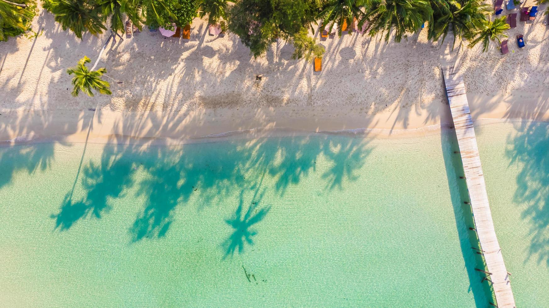 Flygfoto med hav och strand foto