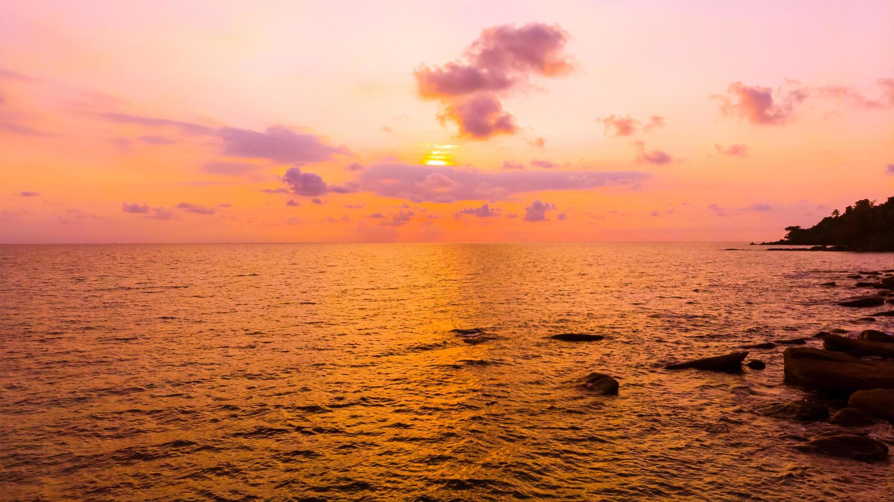 Flygfoto med hav och strand på ön foto