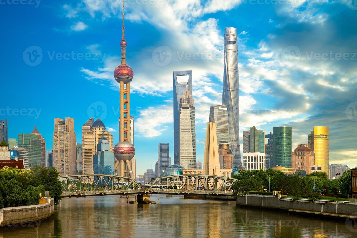 skyline av pudong, shanghai, porslin foto