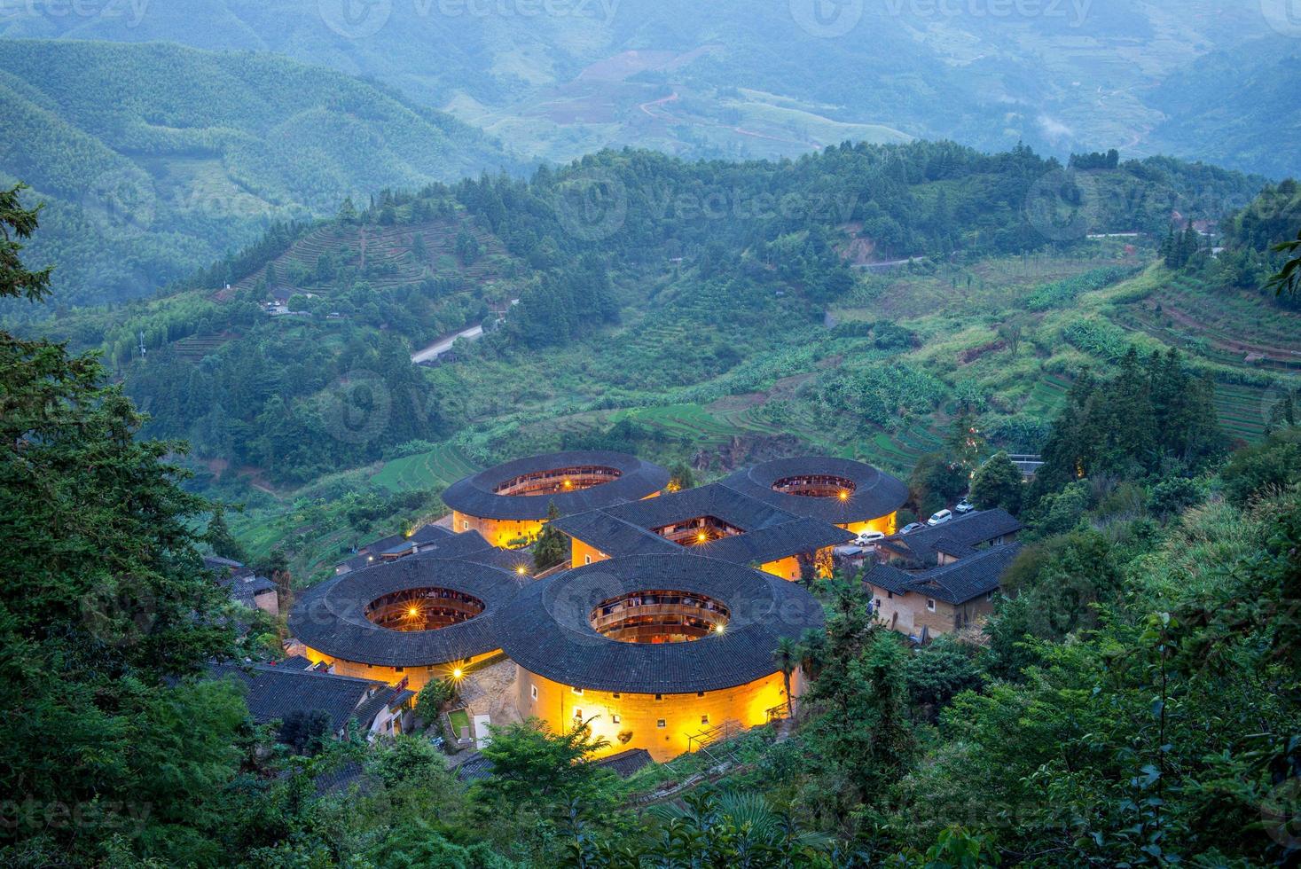 Flygfoto över tianluokeng tulou kluster med dimma, Kina foto