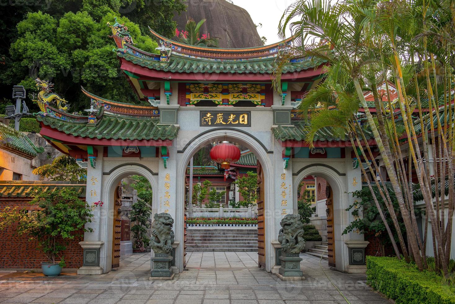 solljus vaggar templet, ursprungligen namngiven lotuskloster, vid gulangyu, xiamen, porslin foto