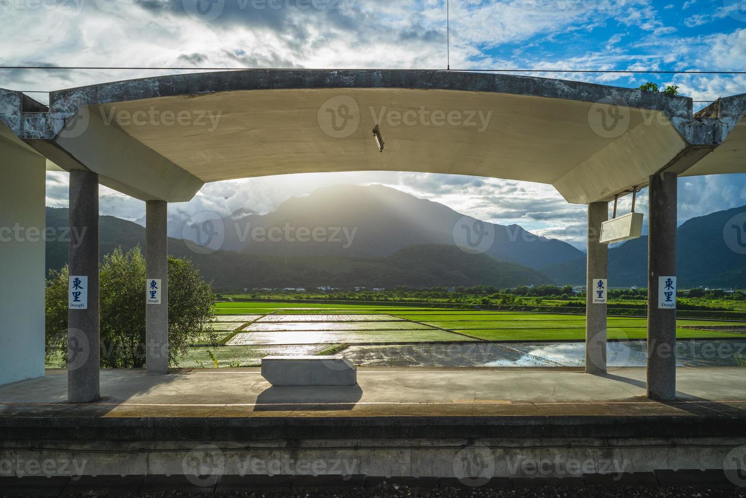 dongli järnvägsstation i Hualien, Taiwan foto