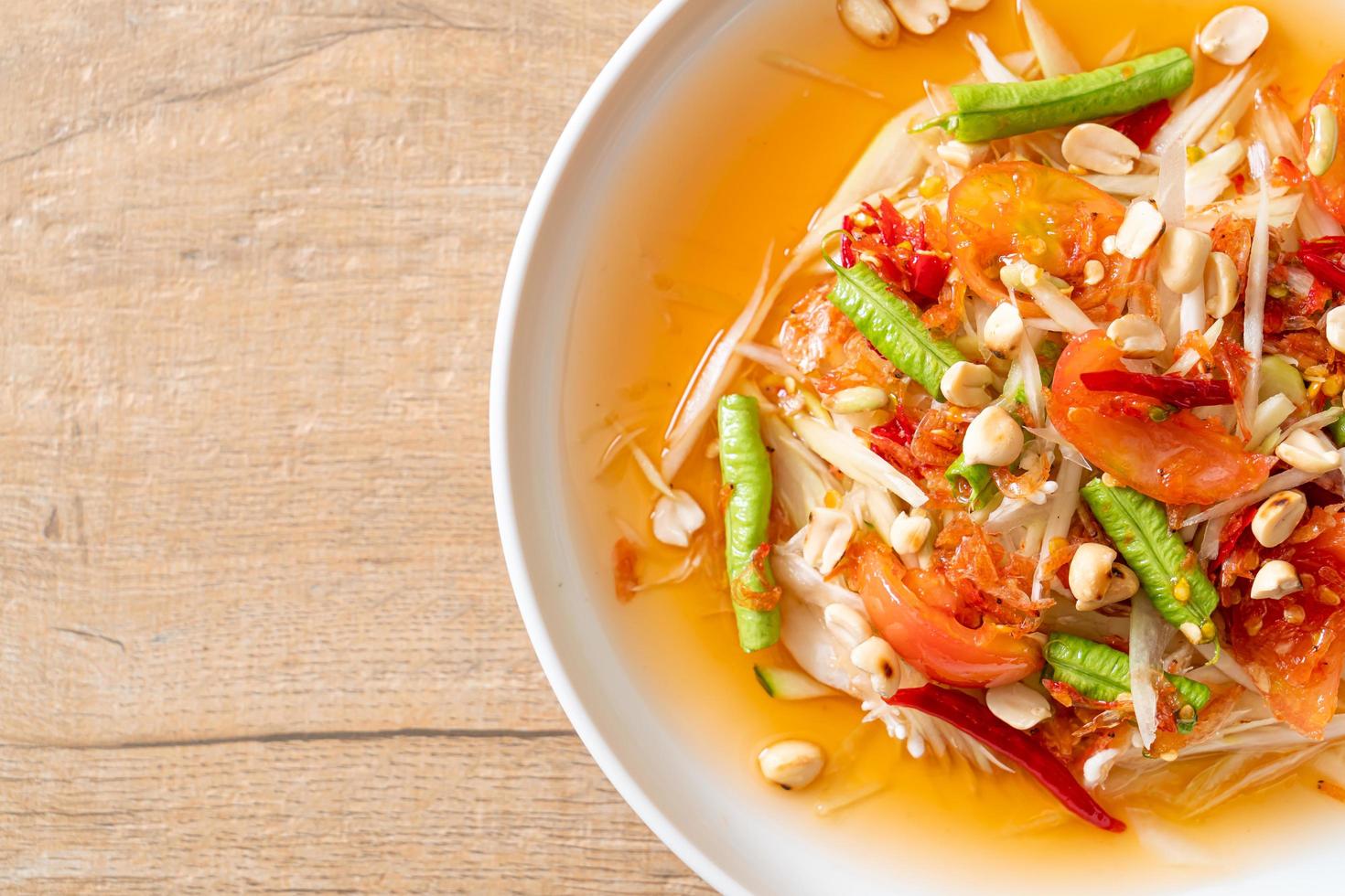 papaya kryddig sallad - somtam - thailändsk traditionell gatamatstil foto