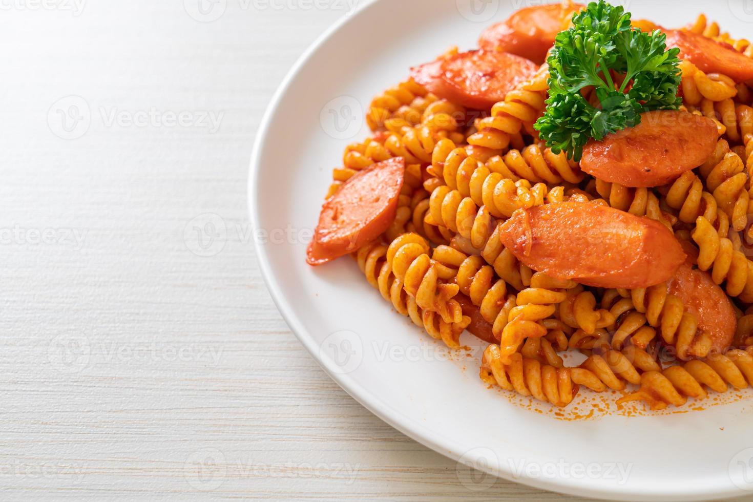 spiral- eller spiralipasta med tomatsås och korv - italiensk matstil foto