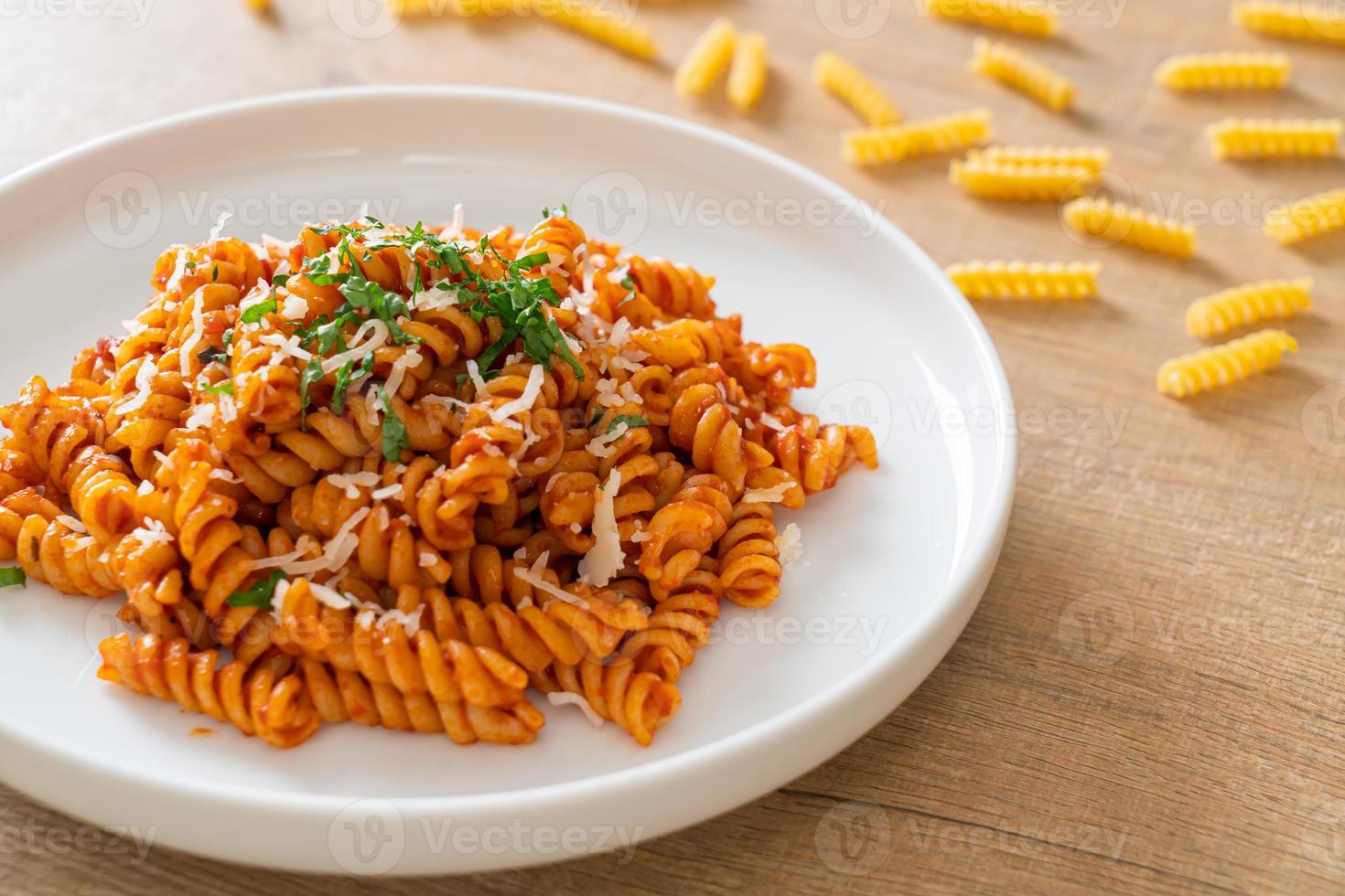 spiral- eller spiralipasta med tomatsås och korv - italiensk matstil foto