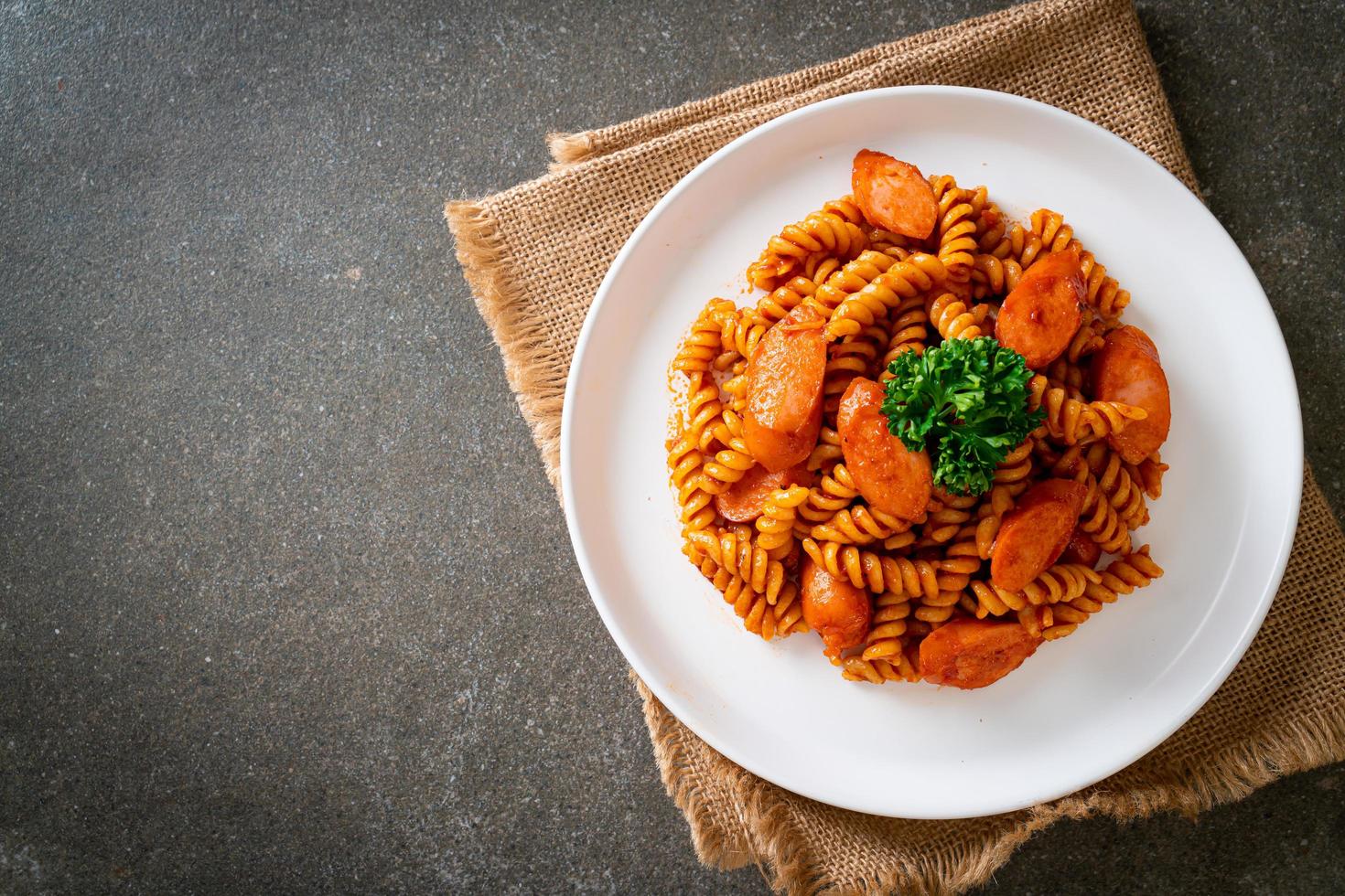 spiral- eller spiralipasta med tomatsås och korv - italiensk matstil foto