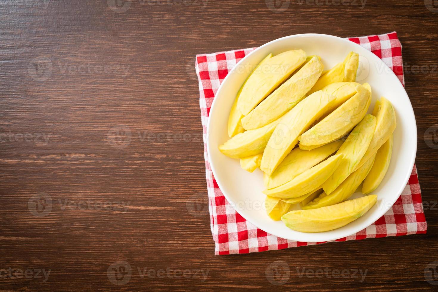 färsk grön och gyllene mango skivad på plattan foto