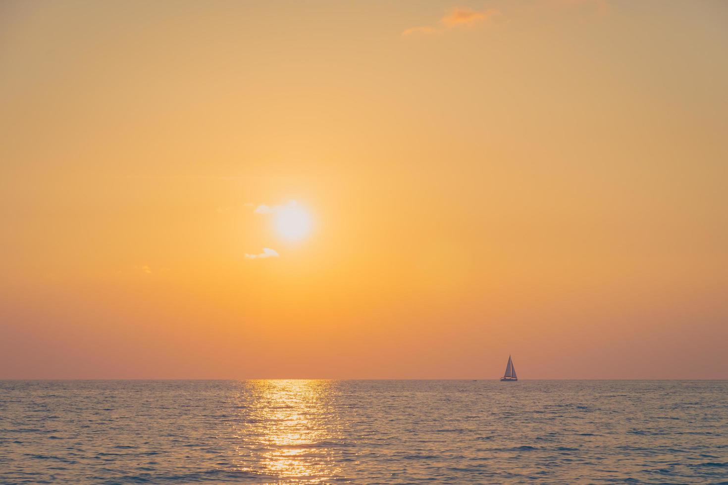 solnedgång med havet foto
