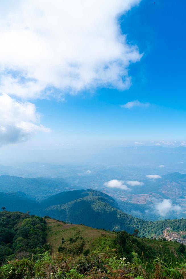 vackert bergskikt med moln och blå himmel på kew mae pan natur spår i Chiang Mai, Thailand foto