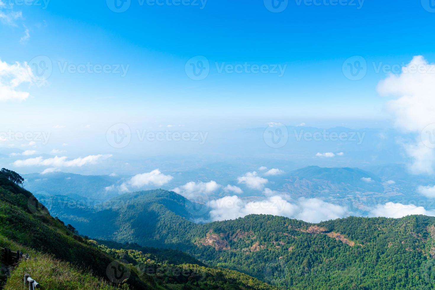 vackert bergskikt med moln och blå himmel på kew mae pan natur spår i Chiang Mai, Thailand foto