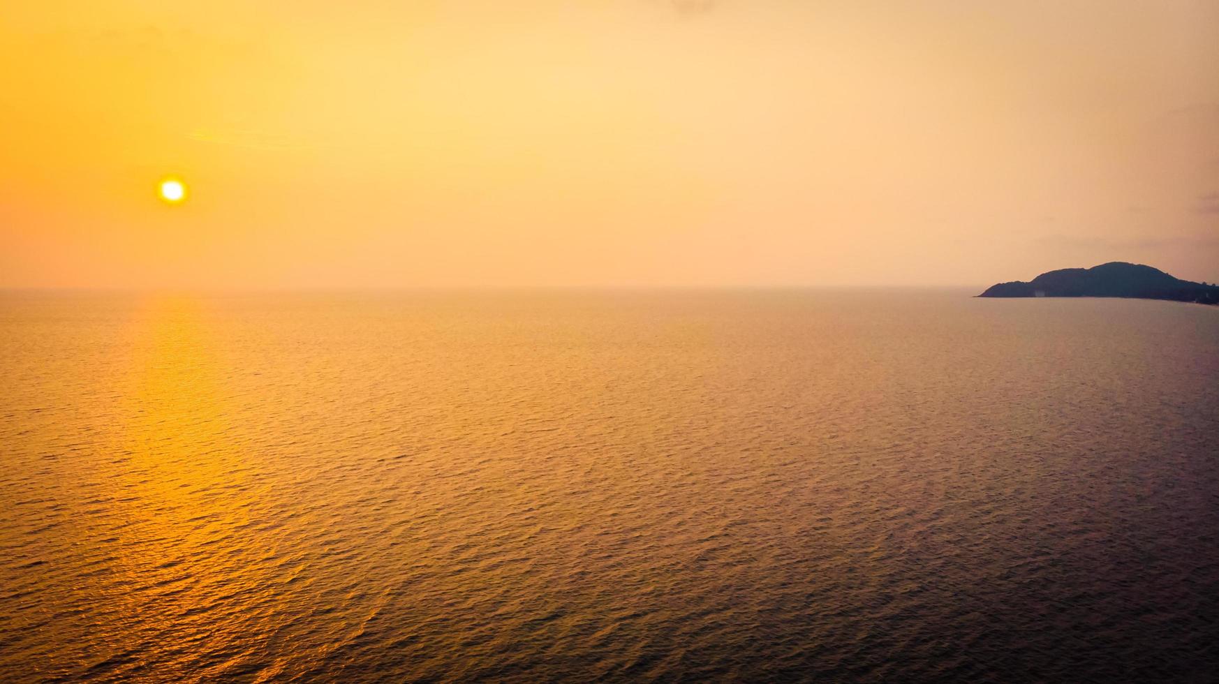 solnedgång med havet på himmelbakgrund foto