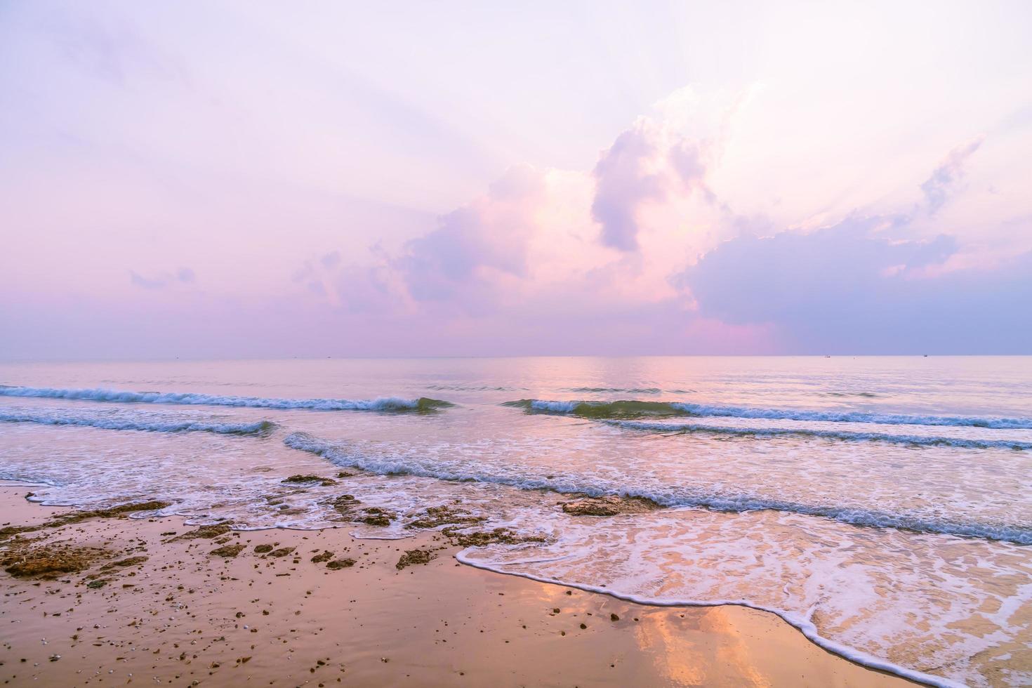 vacker strand och hav på soluppgångstid foto