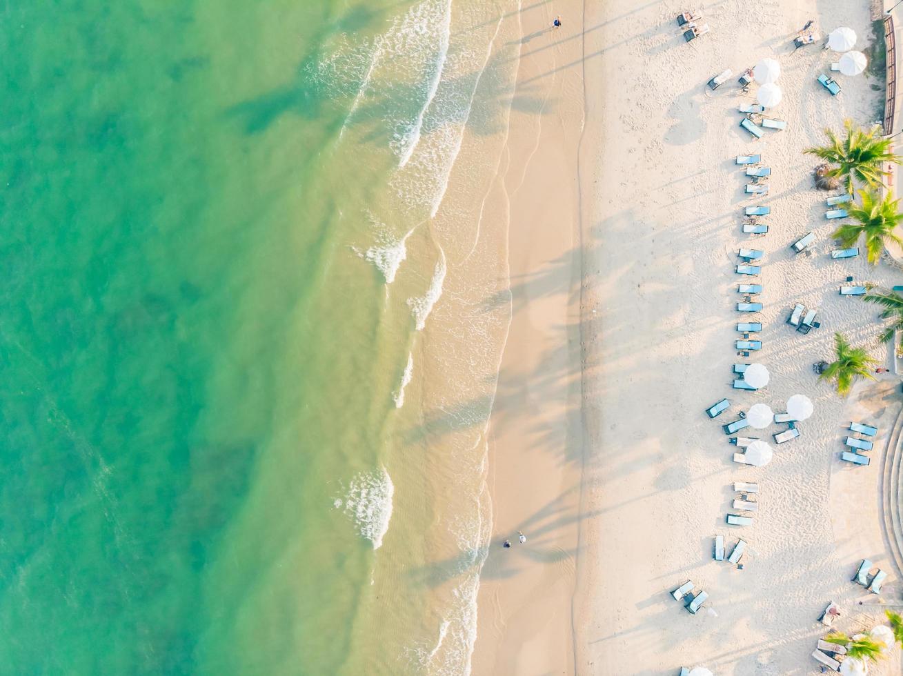 Flygfoto över stranden och havet foto