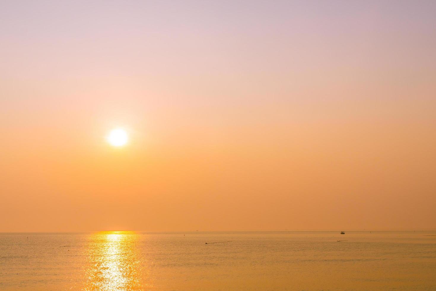 vacker soluppgång på stranden och havet foto