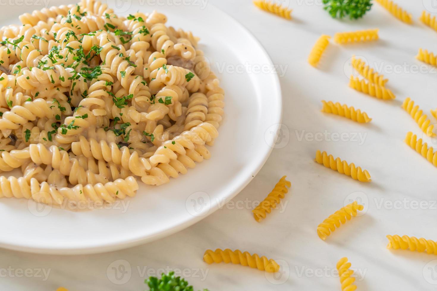 spirali eller spiral pasta svamp grädde sås med persilja - italiensk matstil foto