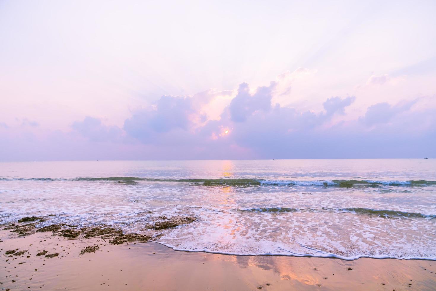 vacker strand och hav på soluppgångstid foto