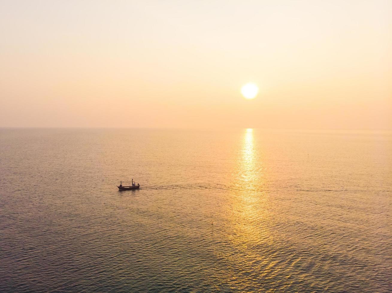 Flygfoto soluppgång med havet foto