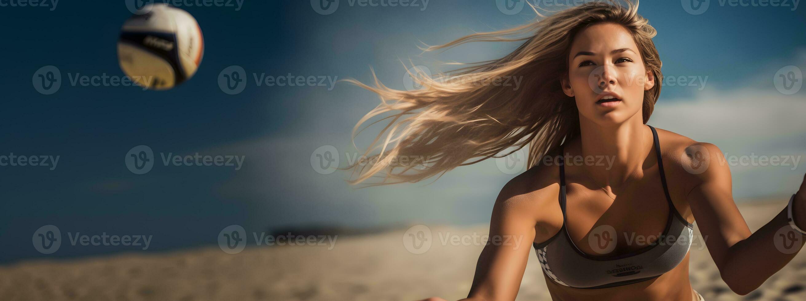Foto av en kvinna spelar strand volleyboll i en bikini