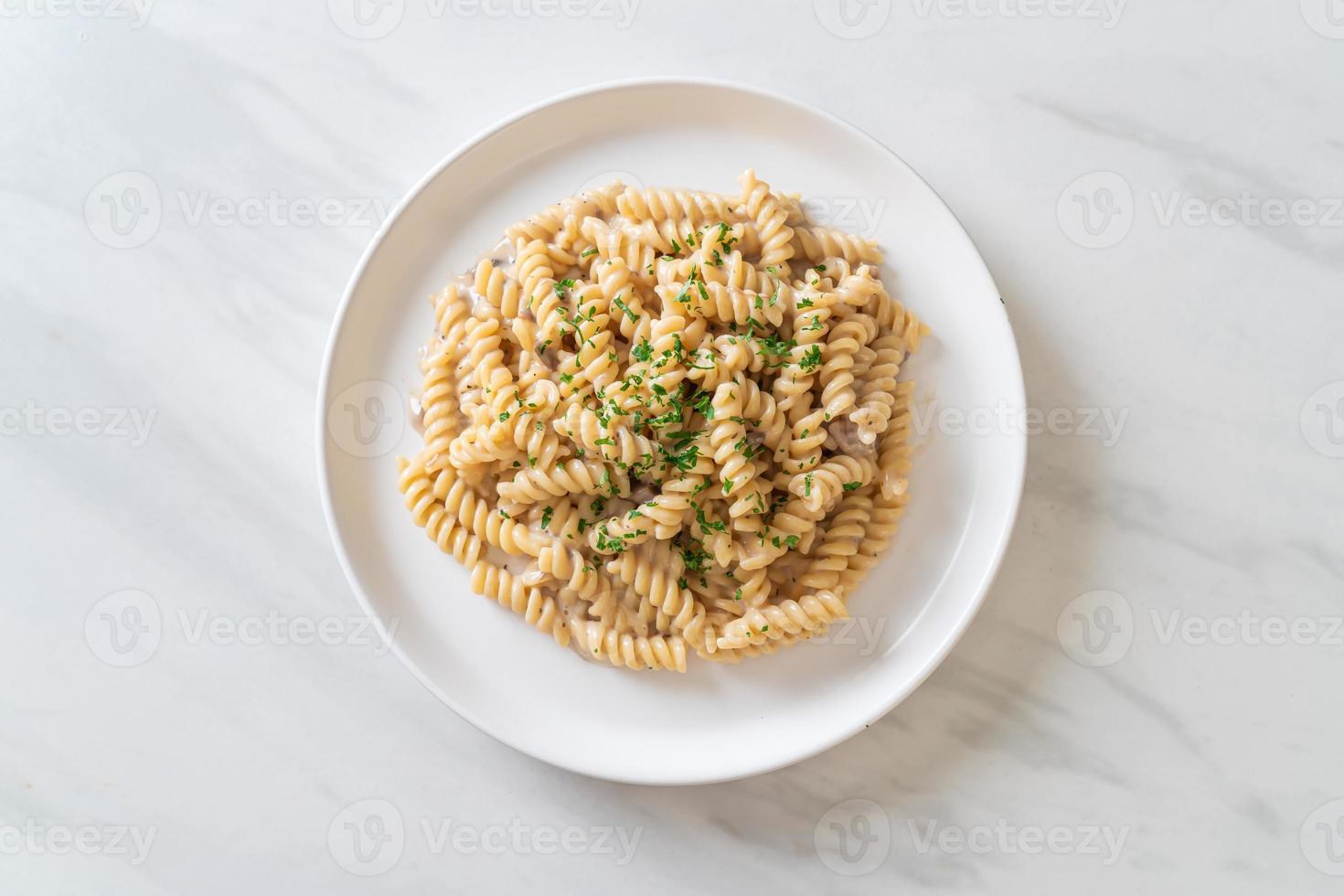 spirali eller spiral pasta svamp grädde sås med persilja - italiensk matstil foto