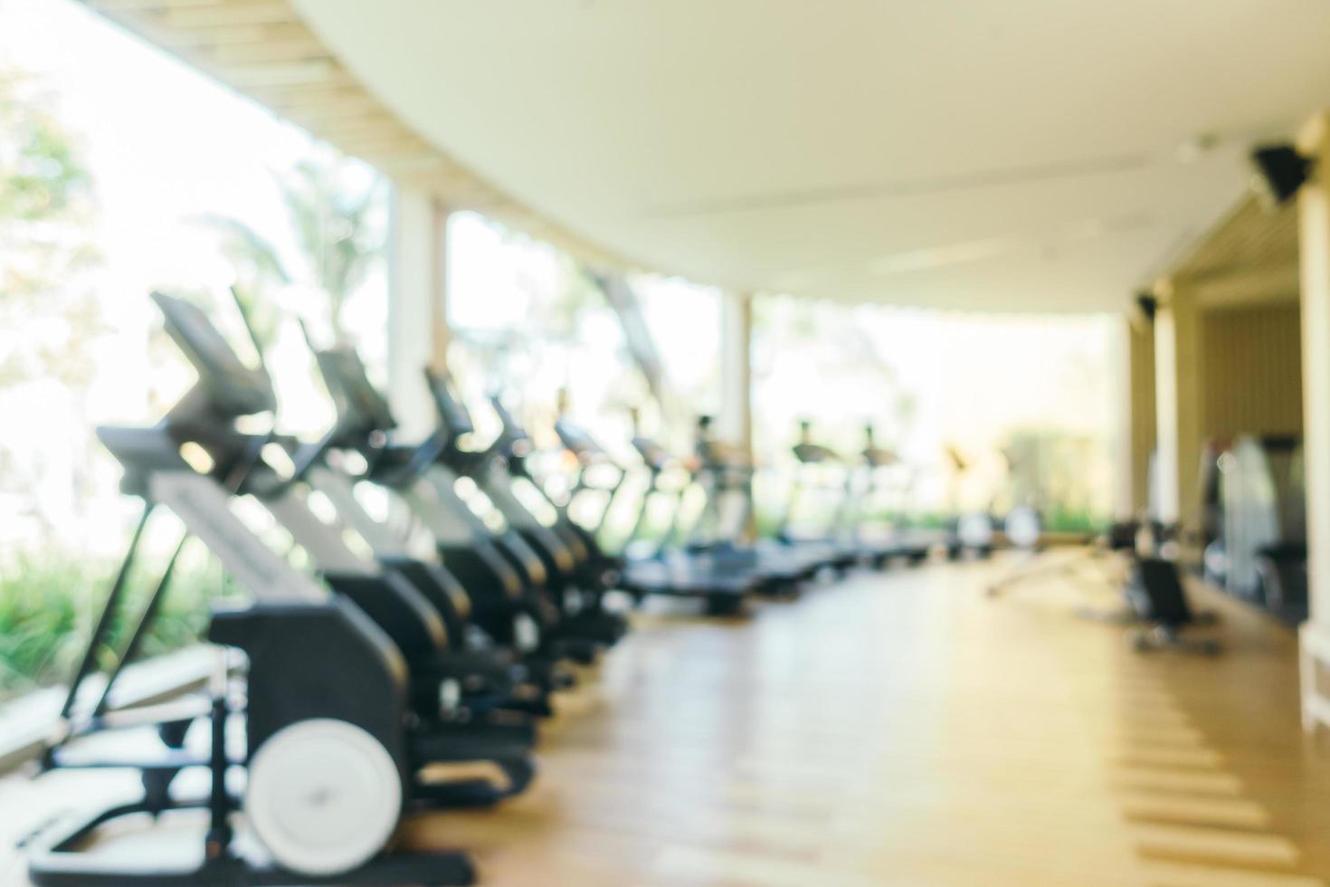 abstrakt suddighet och defokuserad träningsutrustning och gym foto