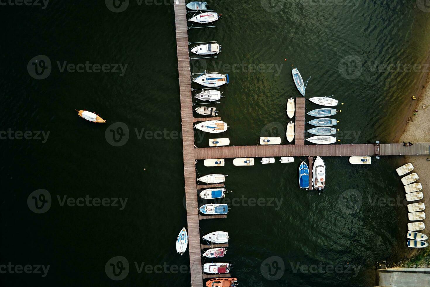 antenn topp se av båtar nära trä- pir på sjö foto