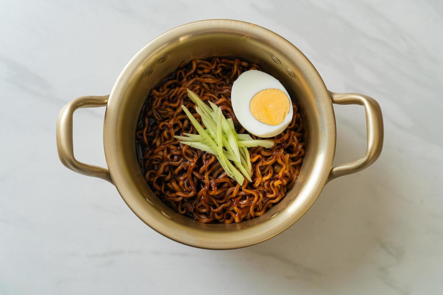 koreansk snabbnudel med svart bönsås eller jajangmyeon eller jjajangmyeon foto