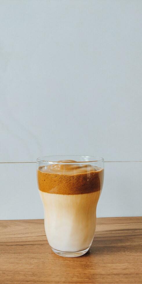 glas av iced dalgona kaffe på trä- tabell foto