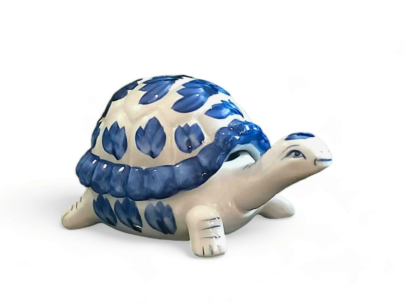 sköldpadda från keramisk miniatyr- djur- isolerat på vit foto