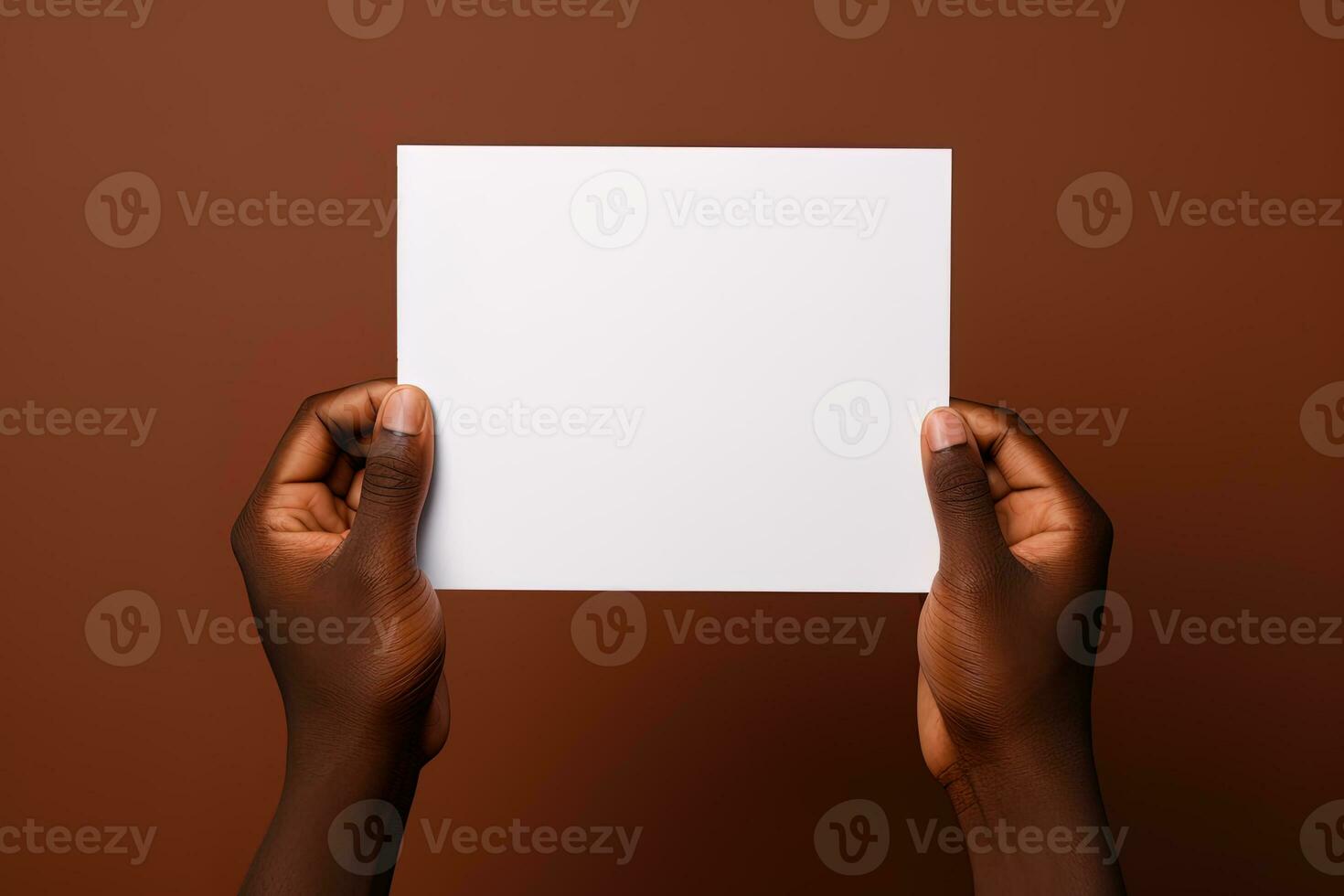 en mänsklig hand innehav en tom ark av vit papper eller kort isolerat på brun bakgrund. ai genererad foto