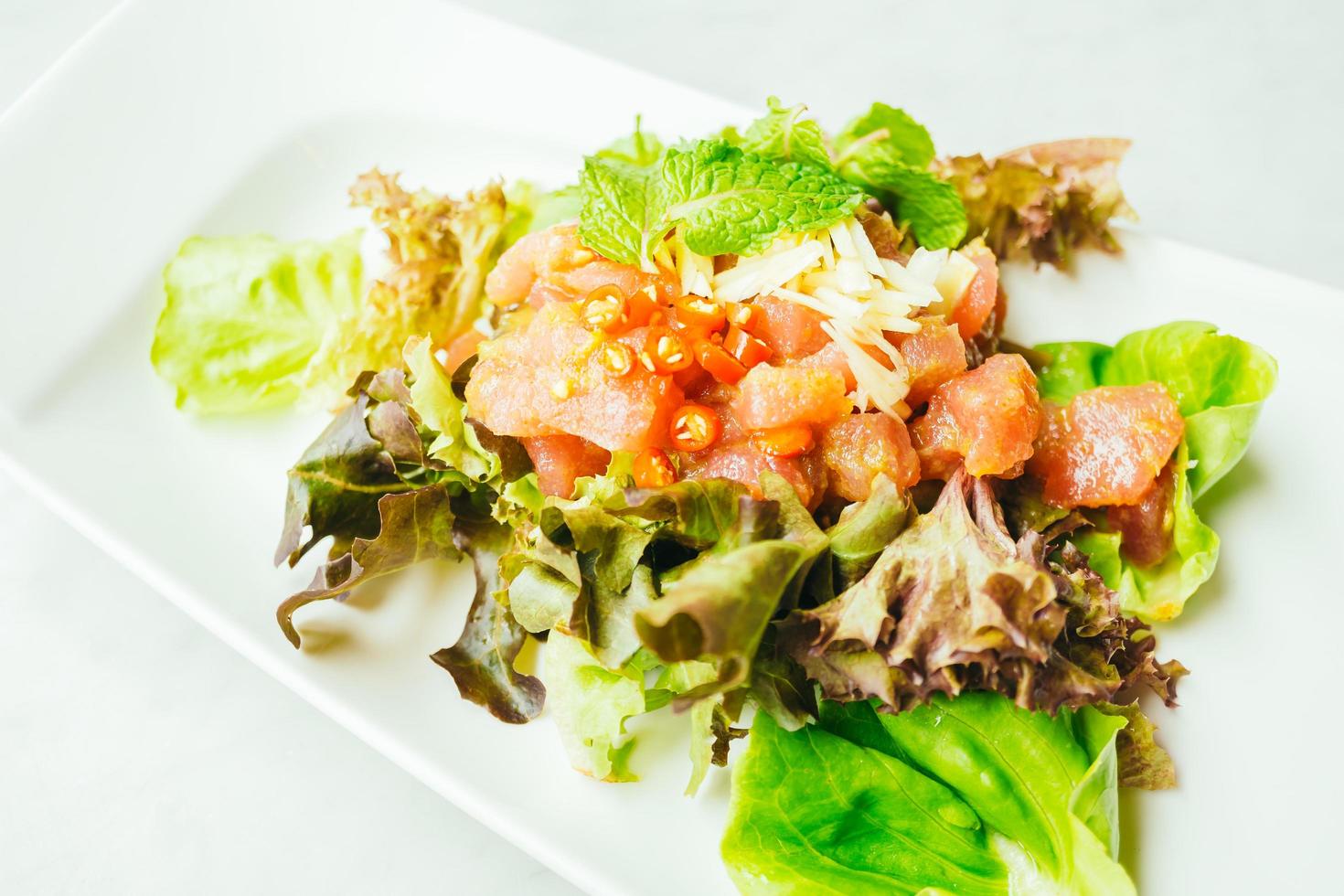 rå tonfisk kött sallad med kryddig sås foto