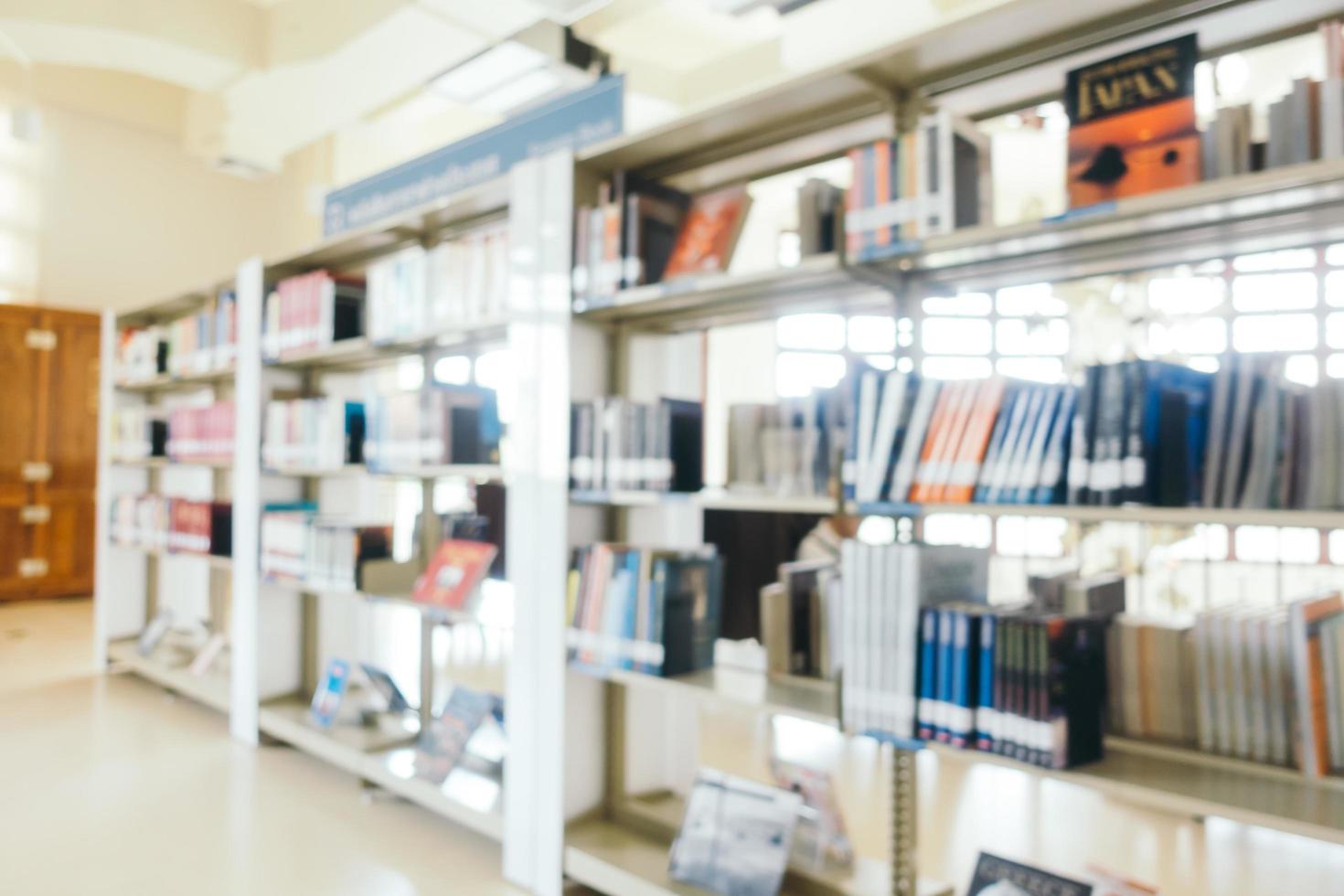 abstrakt oskärpa och defokuserad bokhylla i biblioteket foto