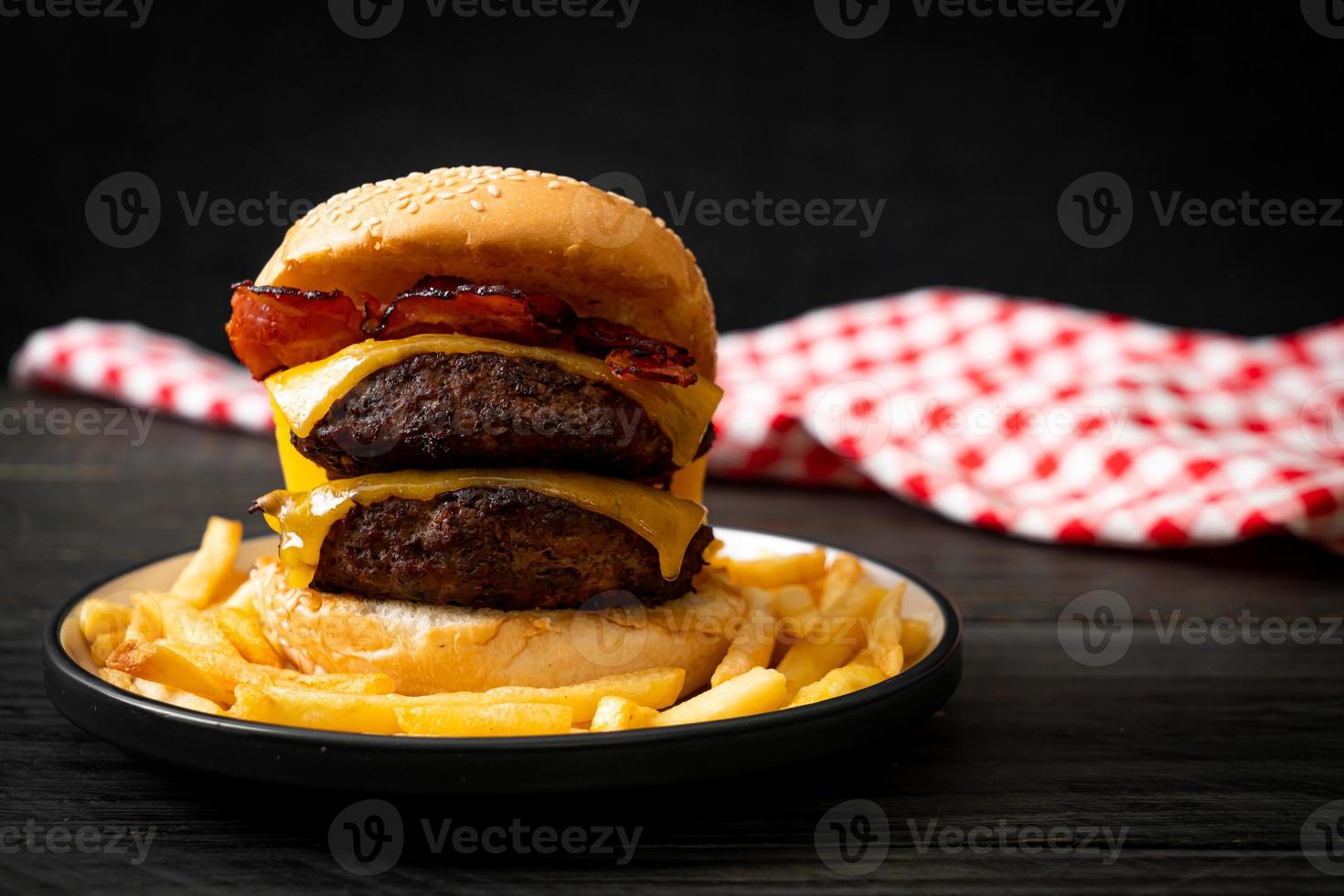 hamburgare eller nötköttburgare med ost och bacon - ohälsosam matstil foto