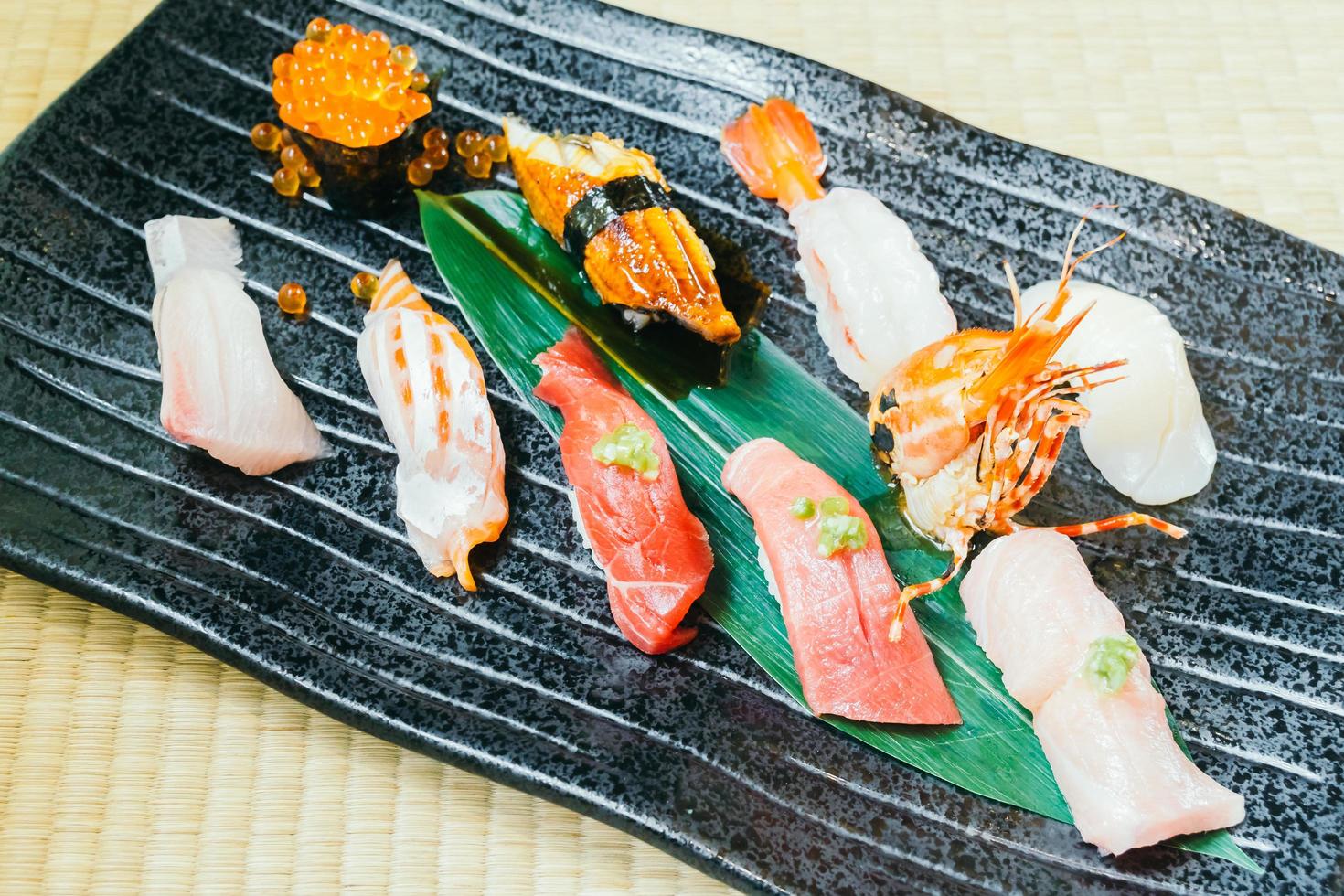 rå och färsk lax tonfiskräka och annan sushi foto