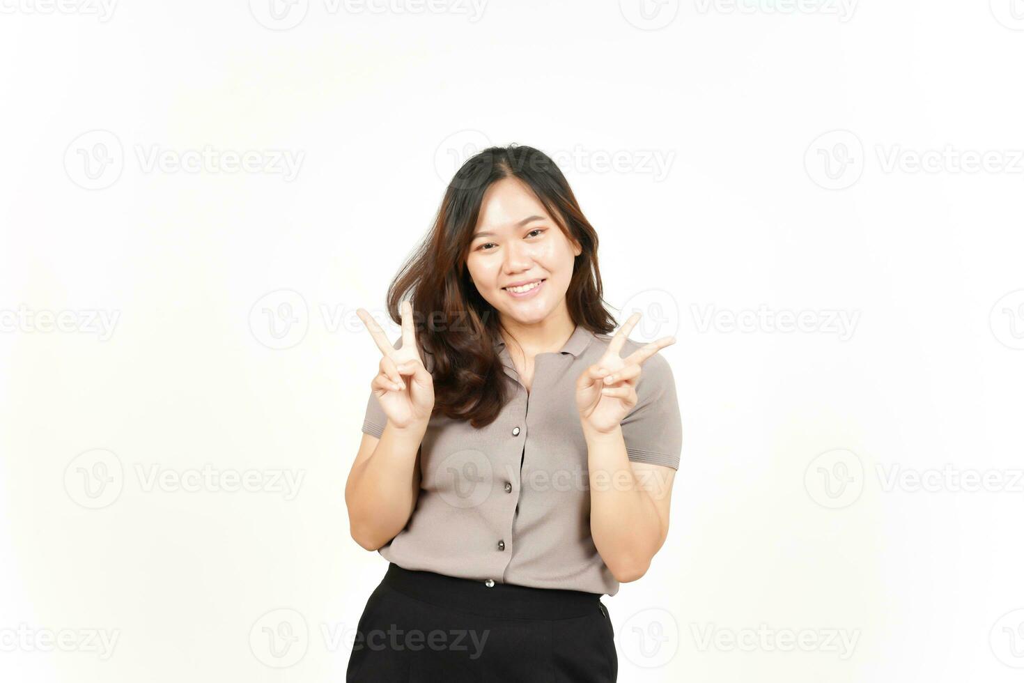 som visar fred tecken och leende av skön asiatisk kvinna isolerat på vit bakgrund foto