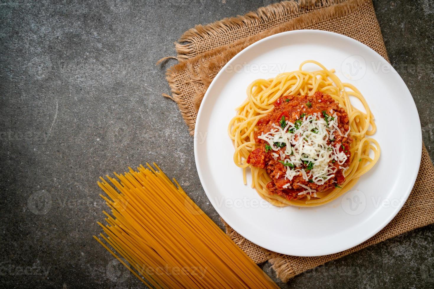 spaghetti bolognese fläsk eller spaghetti med malet fläsk tomatsås - italiensk matstil foto