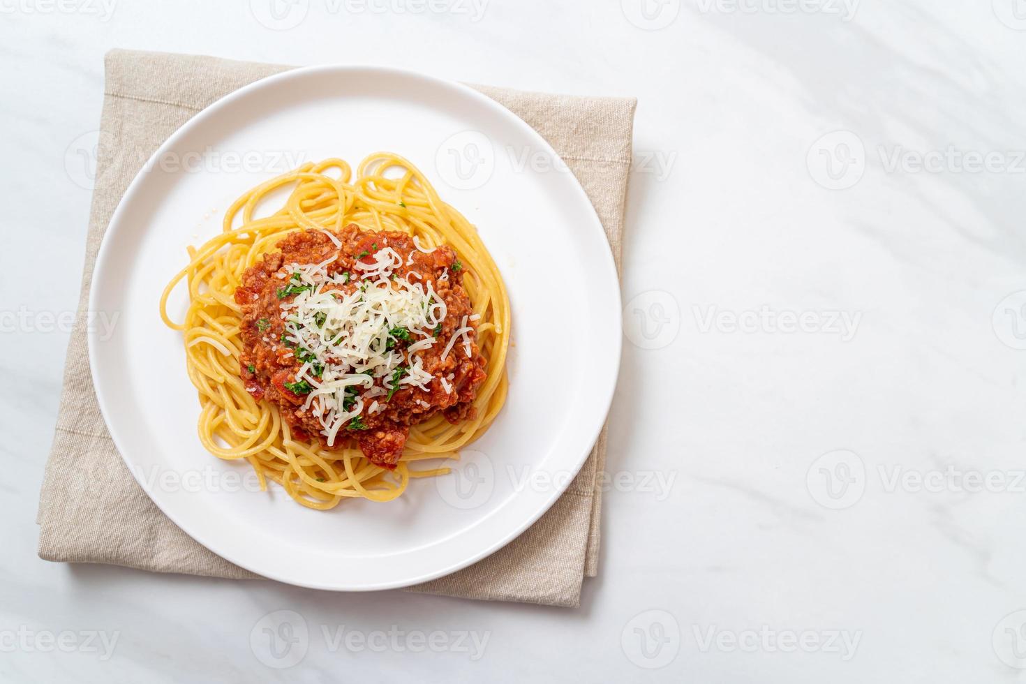 spaghetti bolognese fläsk eller spaghetti med malet fläsk tomatsås - italiensk matstil foto