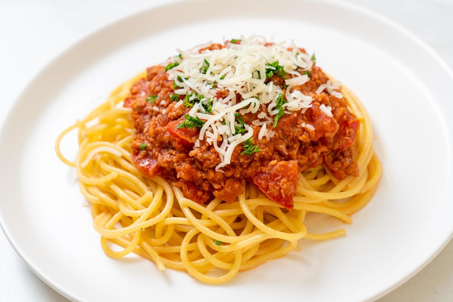 spaghetti bolognese fläsk eller spaghetti med malet fläsk tomatsås - italiensk matstil foto